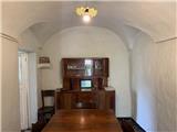 Rif. 012 &#8211; Soleggiata casa di ampia metratura con terrazza vista panoramica, depositi e terreno antistante di propriet&#224;.