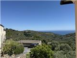 Ref. 018 – Sunny three-room flat in a traditional village house with stunning views over the valley and the sea.