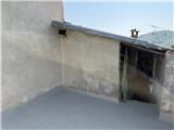 Ref. 012 – Spacious, sunny house with panoramic terrace, storage rooms and private land in front.