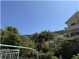 Rif. 012 &#8211; Soleggiata casa di ampia metratura con terrazza vista panoramica, depositi e terreno antistante di propriet&#224;.