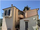 Ref. 018 – Sunny three-room flat in a traditional village house with stunning views over the valley and the sea.
