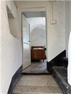 Rif. 012 &#8211; Soleggiata casa di ampia metratura con terrazza vista panoramica, depositi e terreno antistante di propriet&#224;.