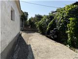 Ref. 012 – Spacious, sunny house with panoramic terrace, storage rooms and private land in front.
