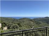 Ref. 018 – Sunny three-room flat in a traditional village house with stunning views over the valley and the sea.