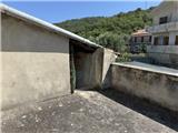 Rif. 012 &#8211; Soleggiata casa di ampia metratura con terrazza vista panoramica, depositi e terreno antistante di propriet&#224;.
