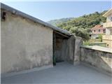 Ref. 012 – Spacious, sunny house with panoramic terrace, storage rooms and private land in front.