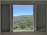 Ref. 018 – Sunny three-room flat in a traditional village house with stunning views over the valley and the sea.