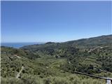 Ref. 018 – Sunny three-room flat in a traditional village house with stunning views over the valley and the sea.
