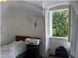 Rif. 012 &#8211; Soleggiata casa di ampia metratura con terrazza vista panoramica, depositi e terreno antistante di propriet&#224;.