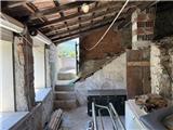 Rif. 012 &#8211; Soleggiata casa di ampia metratura con terrazza vista panoramica, depositi e terreno antistante di propriet&#224;.
