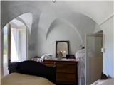 Rif. 012 &#8211; Soleggiata casa di ampia metratura con terrazza vista panoramica, depositi e terreno antistante di propriet&#224;.