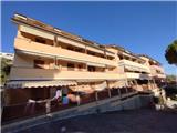 Rif. 016 &#8211; Soleggiato bilocale con splendida vista sul borgo e sulla vallata fino al mare.
