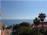 Ref. 008 &#8211; Sunny one-bedroom apartment on top floor with beautiful sea view.