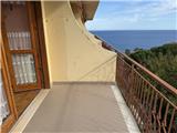 Rif. 004 – Soleggiato bilocale in ultimo piano con terrazza vivibile e splendida vista mare
