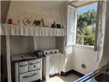 Rif. 012 &#8211; Soleggiata casa di ampia metratura con terrazza vista panoramica, depositi e terreno antistante di propriet&#224;.