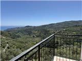 Ref. 018 – Sunny three-room flat in a traditional village house with stunning views over the valley and the sea.