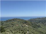 Ref. 018 – Sunny three-room flat in a traditional village house with stunning views over the valley and the sea.