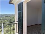 Ref. 018 – Sunny three-room flat in a traditional village house with stunning views over the valley and the sea.