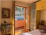 Rif. 016 &#8211; Soleggiato bilocale con splendida vista sul borgo e sulla vallata fino al mare.