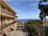 Rif. 004 – Soleggiato bilocale in ultimo piano con terrazza vivibile e splendida vista mare