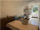 Rif. 012 &#8211; Soleggiata casa di ampia metratura con terrazza vista panoramica, depositi e terreno antistante di propriet&#224;.