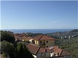 Rif. 016 &#8211; Soleggiato bilocale con splendida vista sul borgo e sulla vallata fino al mare.