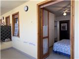 Rif. 004 – Soleggiato bilocale in ultimo piano con terrazza vivibile e splendida vista mare
