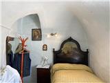 Rif. 012 &#8211; Soleggiata casa di ampia metratura con terrazza vista panoramica, depositi e terreno antistante di propriet&#224;.