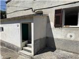Rif. 012 &#8211; Soleggiata casa di ampia metratura con terrazza vista panoramica, depositi e terreno antistante di propriet&#224;.