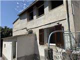 Rif. 012 &#8211; Soleggiata casa di ampia metratura con terrazza vista panoramica, depositi e terreno antistante di propriet&#224;.