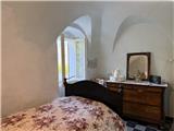 Ref. 012 – Spacious, sunny house with panoramic terrace, storage rooms and private land in front.