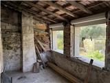 Ref. 012 – Spacious, sunny house with panoramic terrace, storage rooms and private land in front.