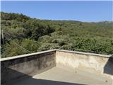 Ref. 012 – Spacious, sunny house with panoramic terrace, storage rooms and private land in front.