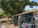 Rif. 012 &#8211; Soleggiata casa di ampia metratura con terrazza vista panoramica, depositi e terreno antistante di propriet&#224;.