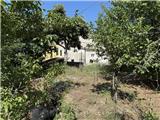 Rif. 012 &#8211; Soleggiata casa di ampia metratura con terrazza vista panoramica, depositi e terreno antistante di propriet&#224;.