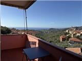 Rif. 016 &#8211; Soleggiato bilocale con splendida vista sul borgo e sulla vallata fino al mare.