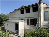 Ref. 012 – Spacious, sunny house with panoramic terrace, storage rooms and private land in front.