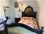 Ref. 012 – Spacious, sunny house with panoramic terrace, storage rooms and private land in front.