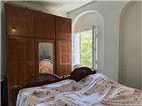 Rif. 012 &#8211; Soleggiata casa di ampia metratura con terrazza vista panoramica, depositi e terreno antistante di propriet&#224;.