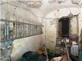Rif. 012 &#8211; Soleggiata casa di ampia metratura con terrazza vista panoramica, depositi e terreno antistante di propriet&#224;.