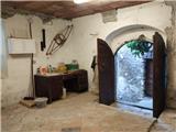Ref. 033 &#8211; Village house in the historic centre with large warehouse and storage.