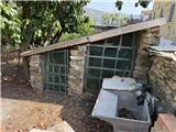 Ref. 012 – Spacious, sunny house with panoramic terrace, storage rooms and private land in front.