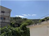Rif. 012 &#8211; Soleggiata casa di ampia metratura con terrazza vista panoramica, depositi e terreno antistante di propriet&#224;.