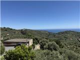 Ref. 018 – Sunny three-room flat in a traditional village house with stunning views over the valley and the sea.