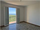 Ref. 018 – Sunny three-room flat in a traditional village house with stunning views over the valley and the sea.