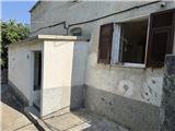 Ref. 012 – Spacious, sunny house with panoramic terrace, storage rooms and private land in front.
