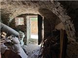 Rif. 012 &#8211; Soleggiata casa di ampia metratura con terrazza vista panoramica, depositi e terreno antistante di propriet&#224;.