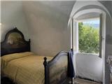 Rif. 012 &#8211; Soleggiata casa di ampia metratura con terrazza vista panoramica, depositi e terreno antistante di propriet&#224;.
