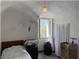Rif. 012 &#8211; Soleggiata casa di ampia metratura con terrazza vista panoramica, depositi e terreno antistante di propriet&#224;.
