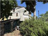 Rif. 012 &#8211; Soleggiata casa di ampia metratura con terrazza vista panoramica, depositi e terreno antistante di propriet&#224;.